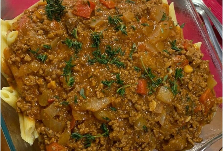 Macarrão com Carne Moída na Travessa