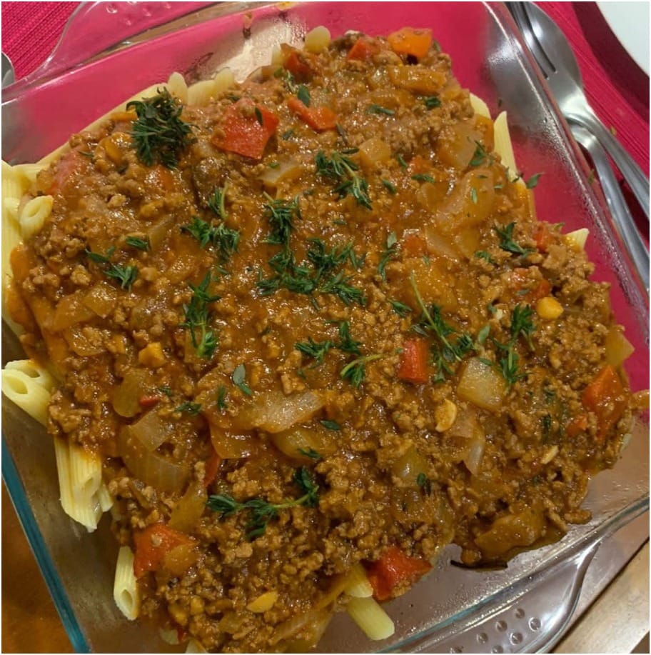 Macarrão com Carne Moída na Travessa