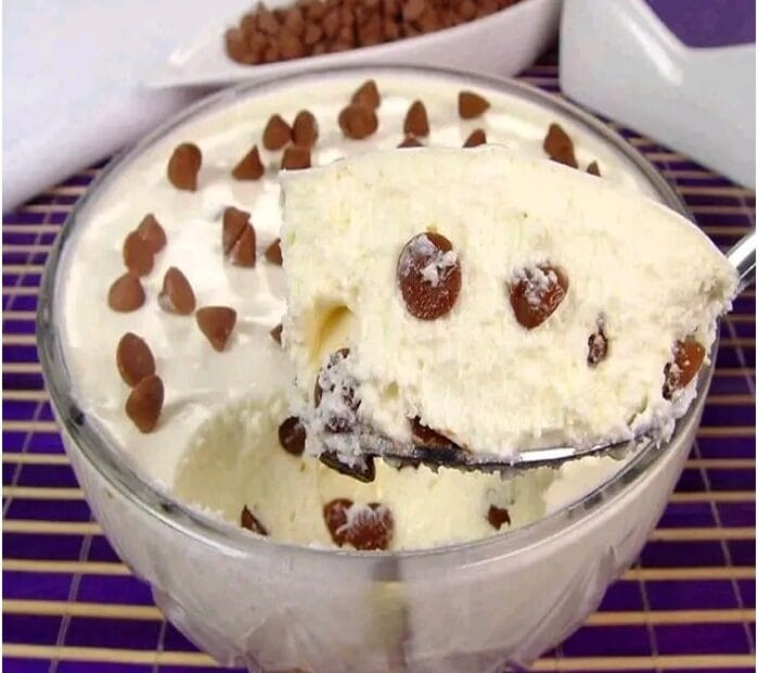 Mousse de Leite com Gotas de Chocolate