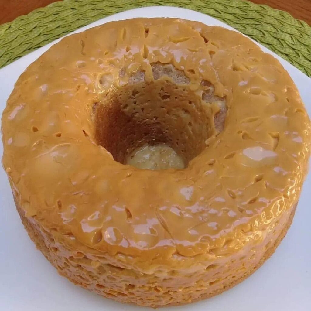 Bolo de churros com cobertura de doce de leite